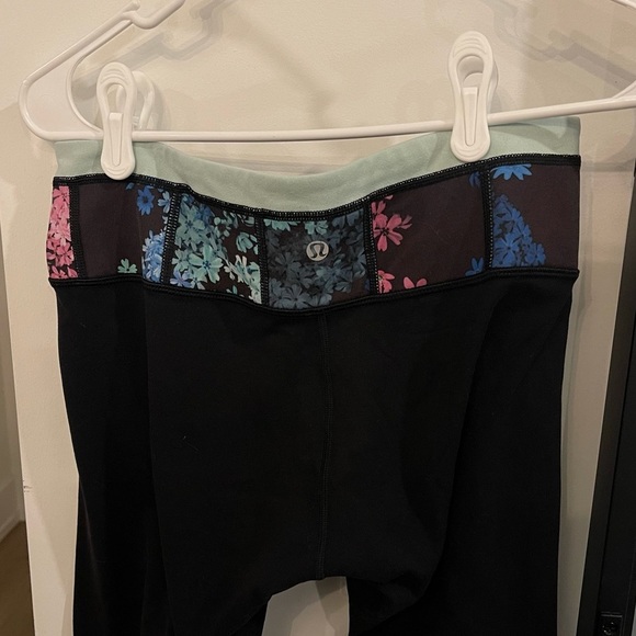 Lululemon Women's Mid Rise Black Floral Quilted Pants 28” Luon Leggings - Size 8 - Picture 4 of 5